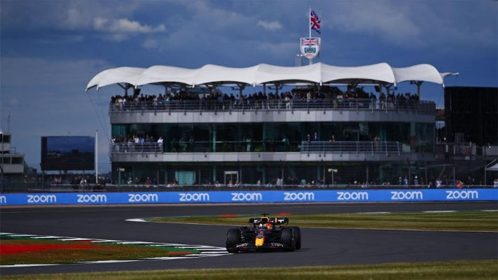 F1英国站比赛精彩回顾及赛车手表现分析